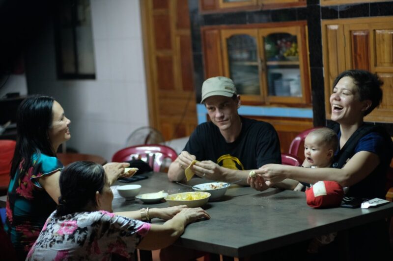 Condividere la cucina e trascorrere la notte presso le famiglie locali