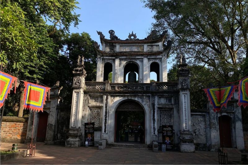 Facciata del tempio della letteratura ad Hanoi e veduta esterna del tempio della letteratura ad Hanoi (Foto: Quoc Dat)