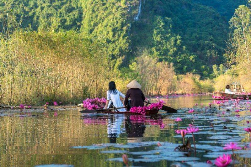 Sul fiume Yen per andare alla Pagoda dei Profumi (Canva)