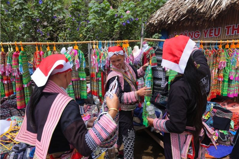 Les stands de tissus brodés aux couleurs vibrantes au Sapa