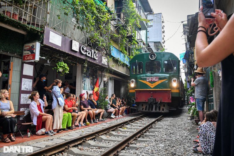 la rue du train à hanoi expérience unique et mémorable
