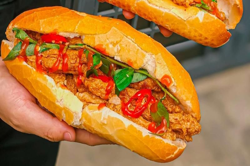 banh mi cha ca - una delle versioni preferite dai giovani