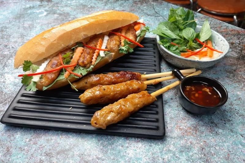 banh mi vietnam con polpette di maiale grigliate