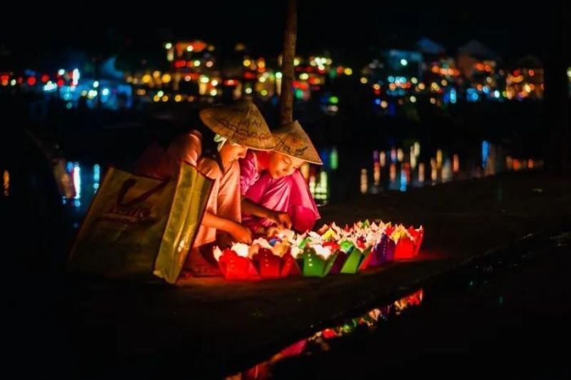il rilascio delle lanterne a hoi an