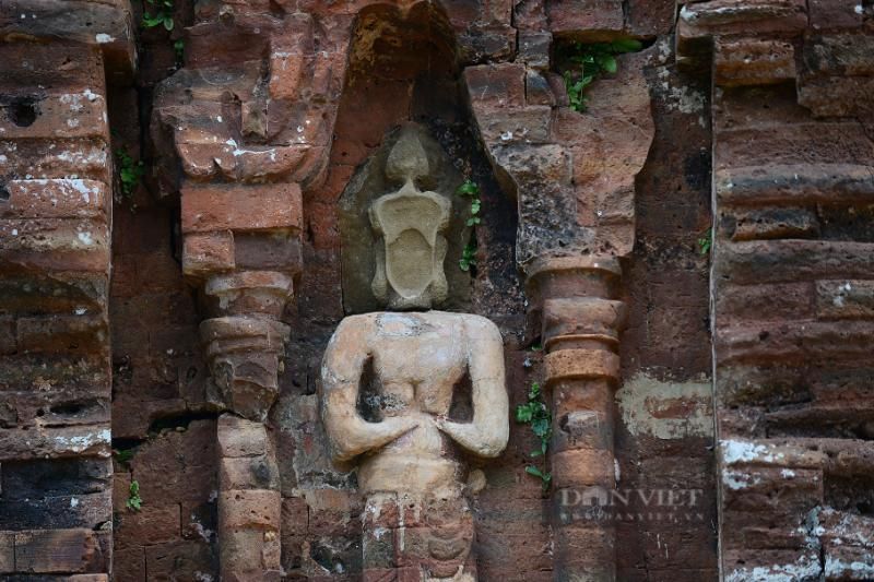 le raffinate architetture artistiche e le sculture finemente lavorate lasciano ancora oggi un'impronta distintiva a mỹ sơn (fonte dan viet)