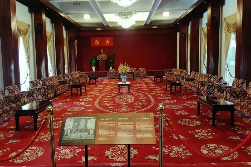 le palais de l'indépendance a été construit avec une architecture très soignée, moderne et élégante