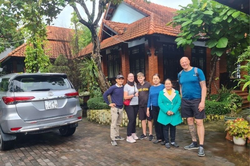 autista-guida in vietnam con i suoi viaggiatori