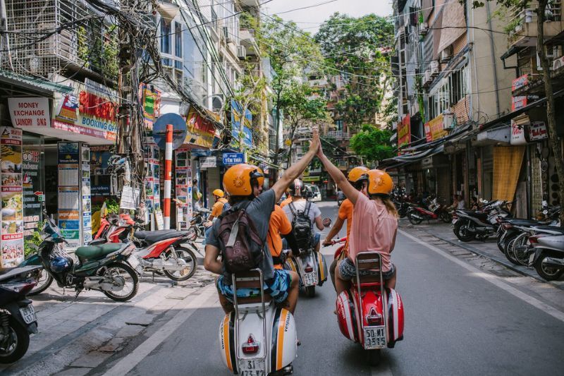 Tour in Vespa ad Hanoi.