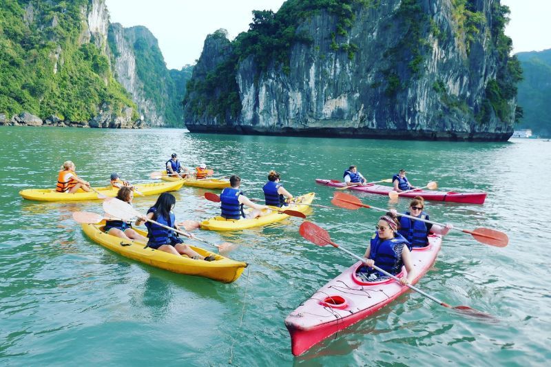 fare kayak nella baia di ha long