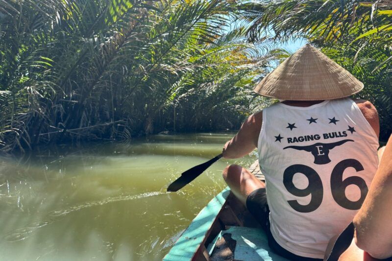 godersi una passeggiata in barca lungo i tranquilli canali del delta del mekong