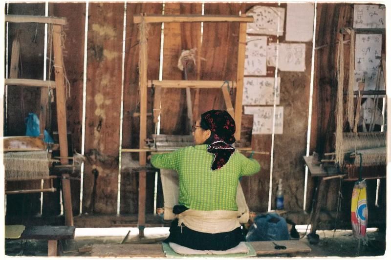 Una donna a Hà Giang sta tessendo il lino