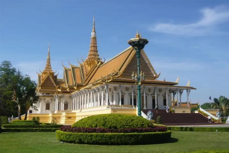 passeggiare attraverso il palazzo reale e la pagoda d’argento, phnom penh