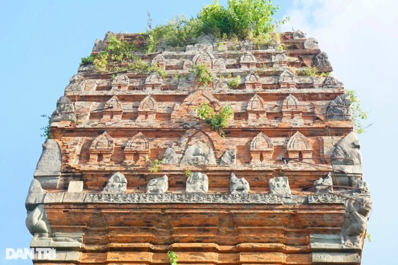 I bassorilievi influenzati dall’arte khmer dei secoli XII-XIII sulle torri gemelle (Fonte: Dan Tri)