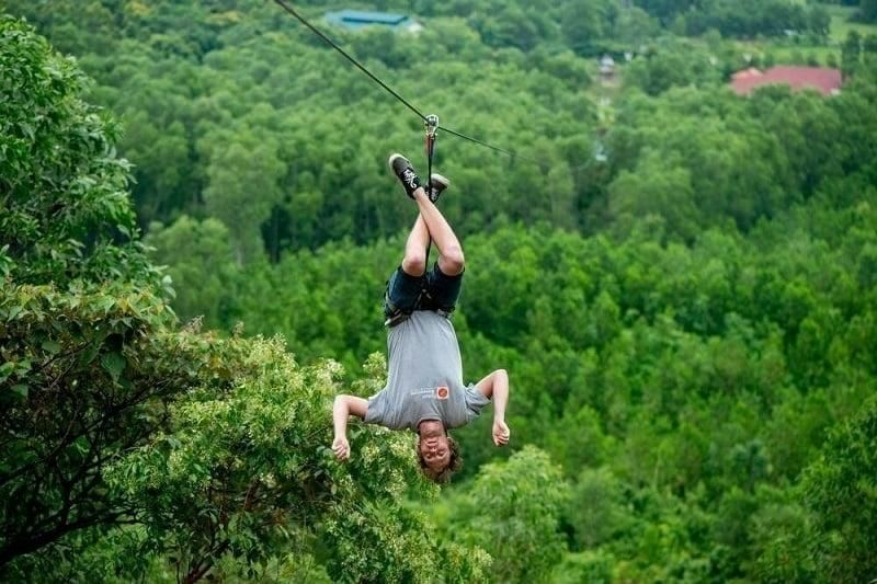 Le sorgenti termali di Alba Thanh Tân a Hué offrono ai visitatori un’esperienza di zipline indimenticabile.