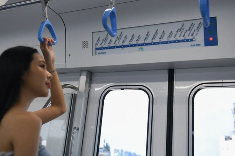 all'interno dei vagoni, un pannello mostrerà l’itinerario. quando il treno si avvicina a una stazione, la luce corrispondente lampeggerà in rosso.