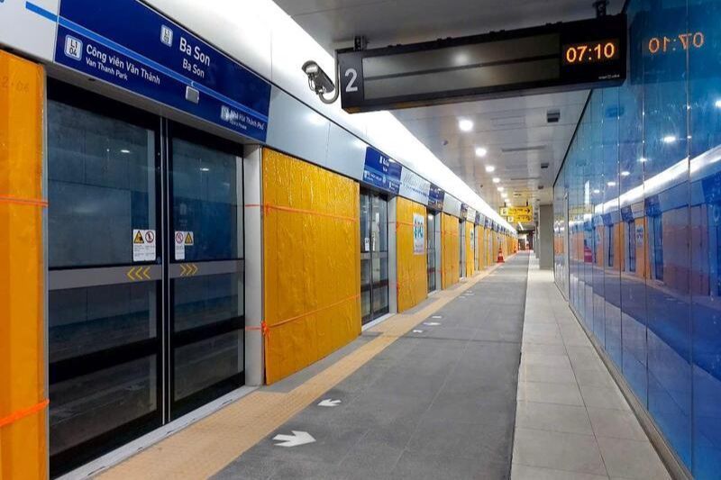 l'area di imbarco e sbarco dei passeggeri presso la stazione sotterranea ba son.