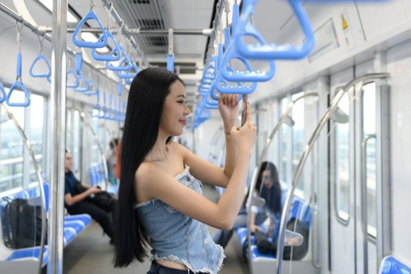 l’interno dei treni della linea metropolitana n. 1 è moderno, climatizzato e spazioso, con grandi finestrini che permettono ai passeggeri di godersi il panorama.