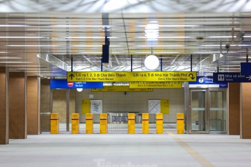 l’uscita della stazione sotterranea del teatro municipale.