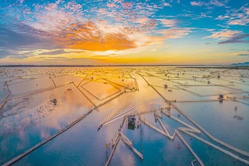 le coucher du soleil à la lagune tam giang (nông thanh toàn)