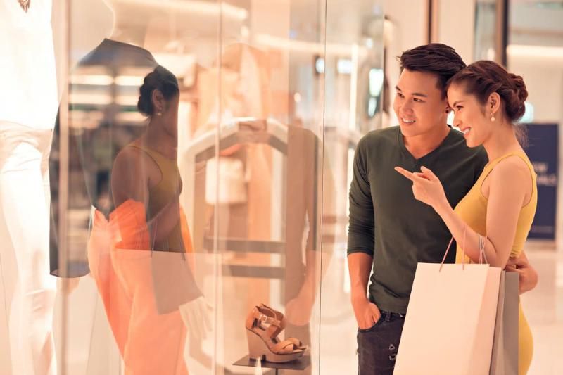 Offrire vestiti è un modo delicato per mostrare la tua attenzione e comprensione dello stile e dei gusti di una donna