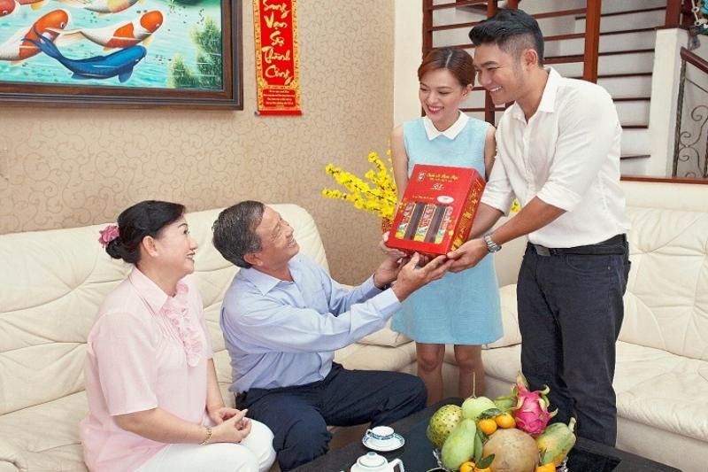 Presenta la ragazza con la famiglia