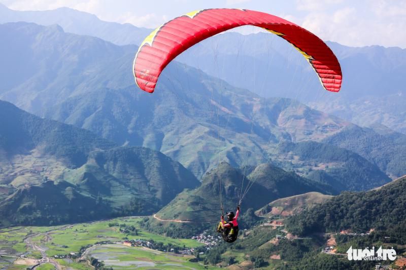 saute en parachute pendant les rizières en terrasses d’eau source : Nam Tran)