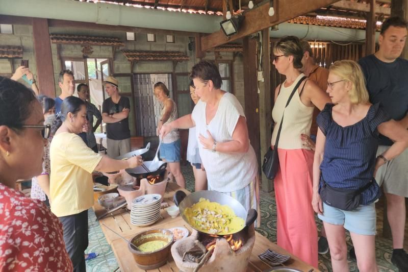 Preparare i bánh xèo autentici (fonte: l’homestay Ut Trinh)