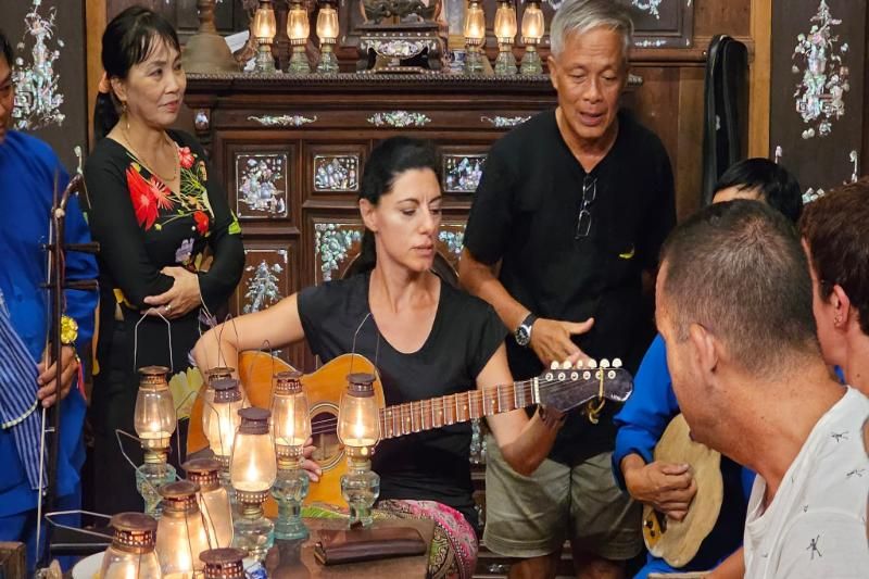 essayez de chanter du đờn ca tài tử (source : le homestay Ut Trinh)