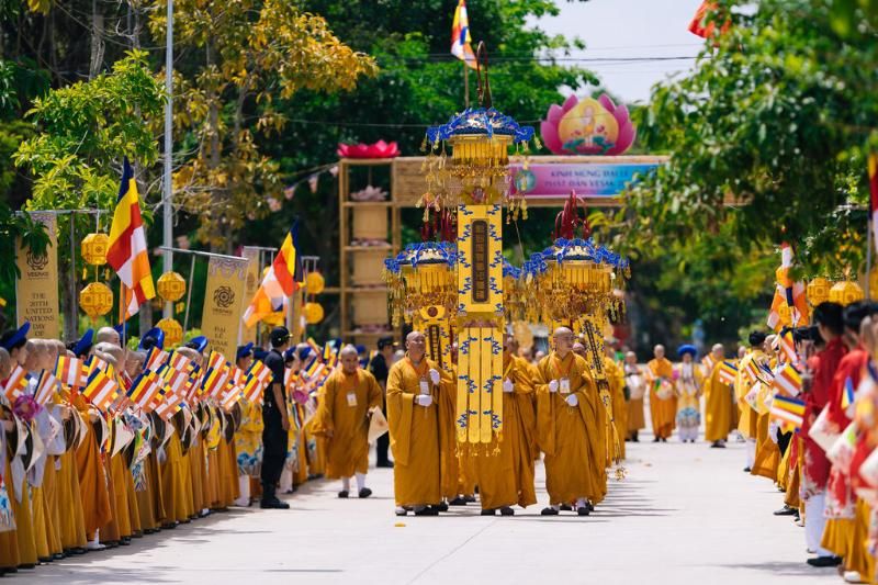 procession des reliques de bouddha à hô chi minh-ville - vesak 2025 au vietnam
