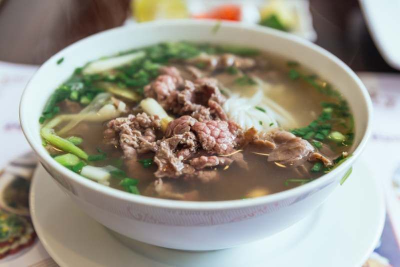 un bol de phở vietnamien