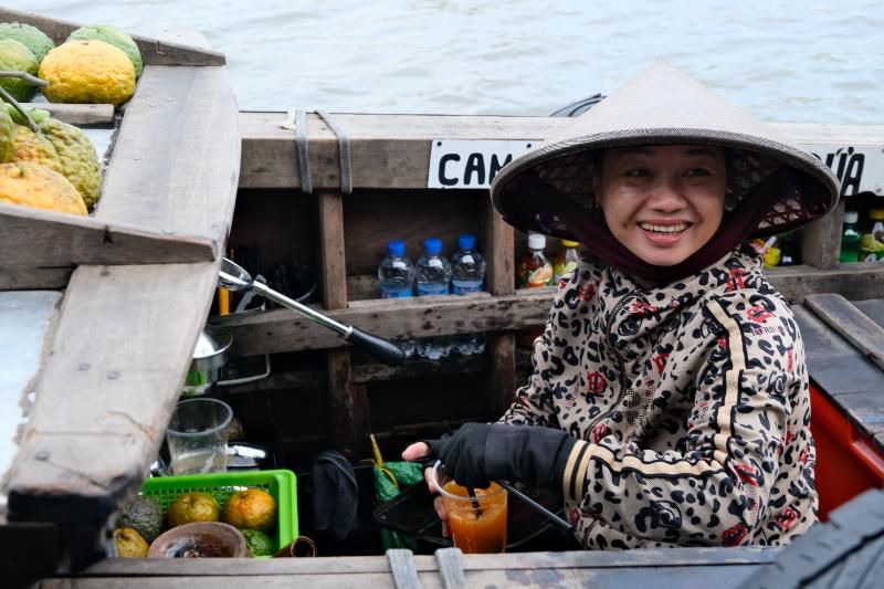 ce sont ces rires spontanés partagés avec une vendeuse de café