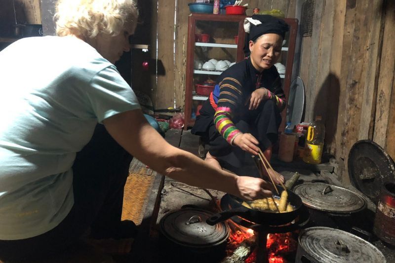 presso una famiglia locale dei Lolo neri in Vietnam