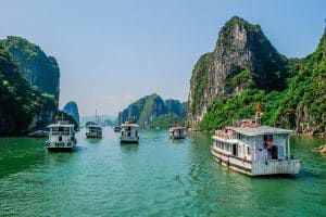 halong-lune-des-plus-belles-baies-du-vietnam-1-300x200