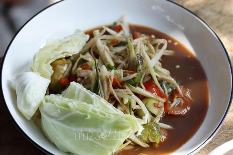 Un piatto completo di Tam Mak Houng in stile tradizionale laotiano. Foto: Phạm Kiên/Corrispondente TTXVN in Laos.