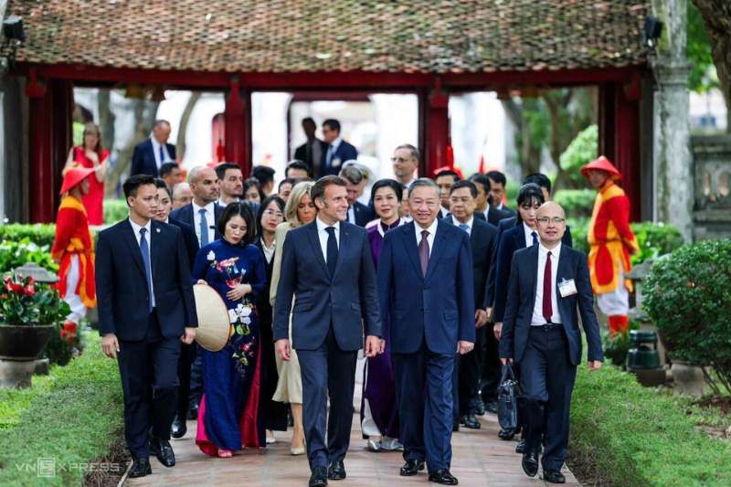 le président emmanuel macron visite le temple de la littérature à hanoi