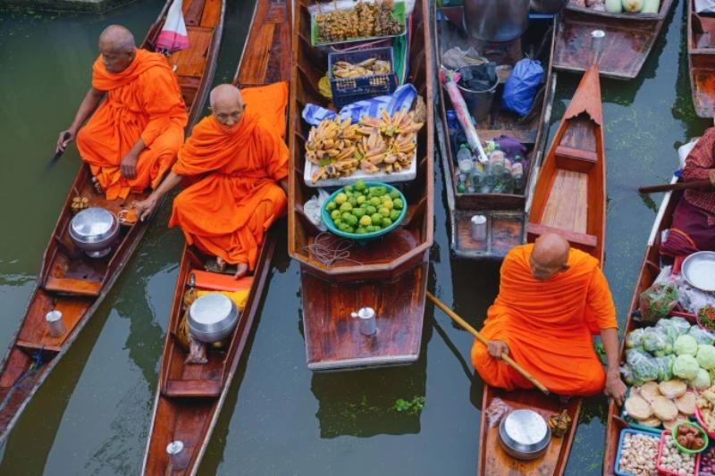 les moines sur le marché flottant à thailande