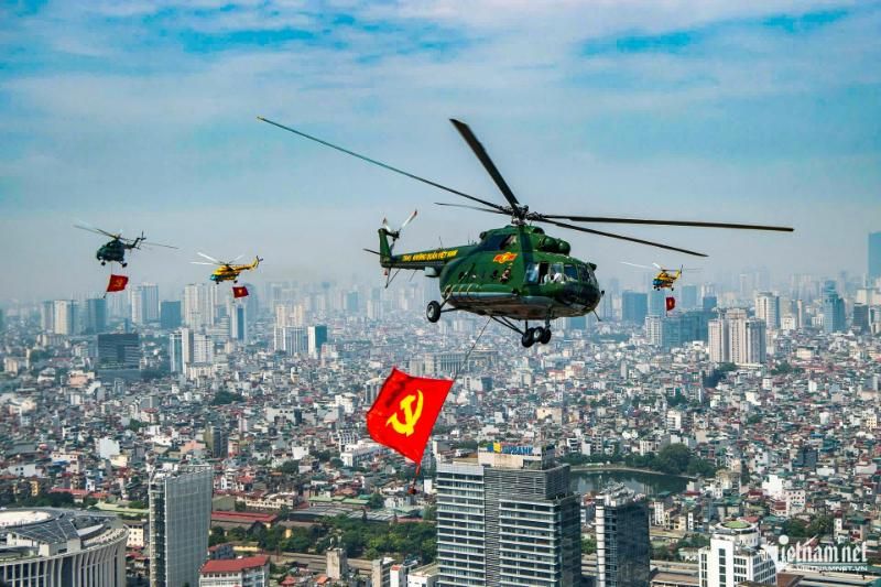 👉 des hélicoptères déploient des drapeaux lors des répétitions de l’armée de l’air au-dessus de la place ba Đình, en préparation des célébrations du 80ᵉ anniversaire de la fête nationale du vietnam