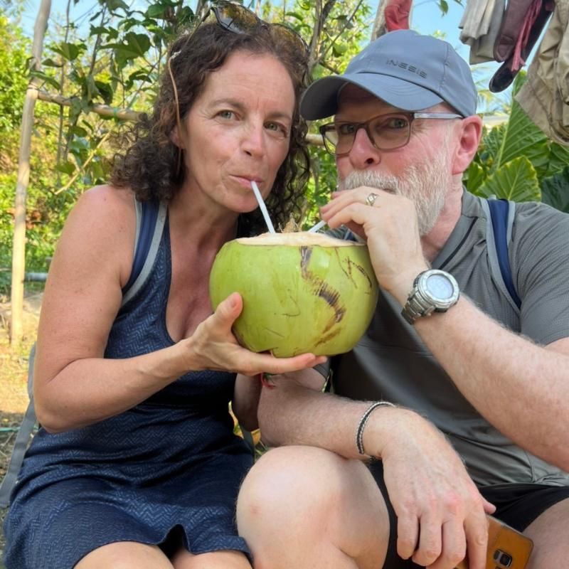 bere acqua di cocco fresca