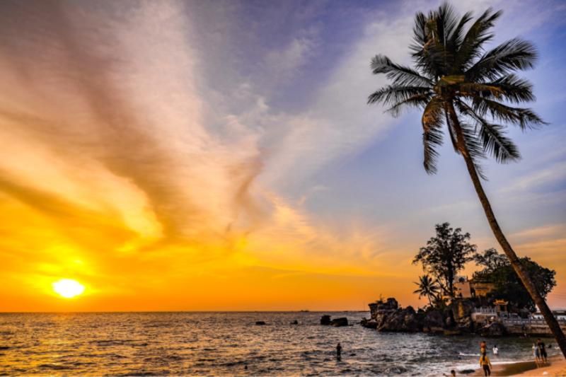 la plage de Dinh Cau est magnifique sous la lumière du coucher de soleil. Source : visitphuquoc.com