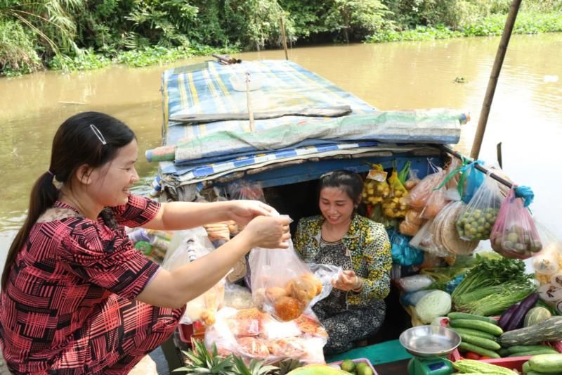 un mini-magasin flottant sur le fleuve