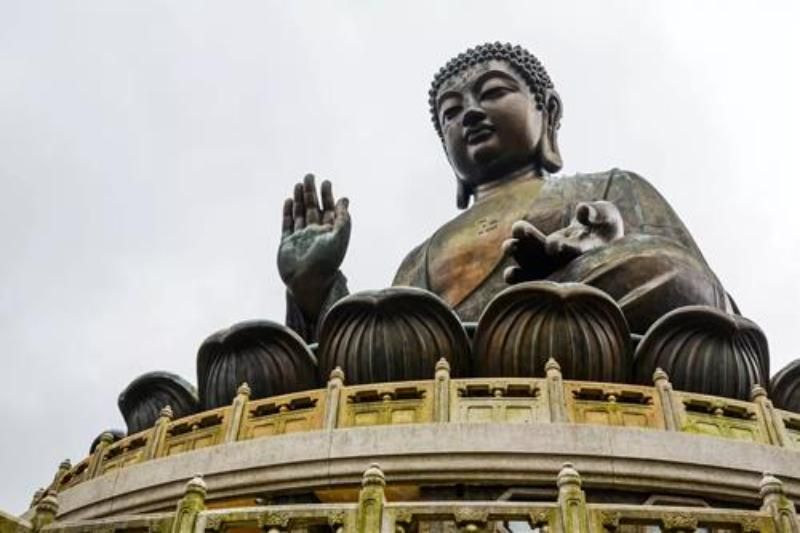 la grande statue de bouddha est placée à l’extérieur du temple, la main levée en abhaya mudrā. Source : lichngaytot.com