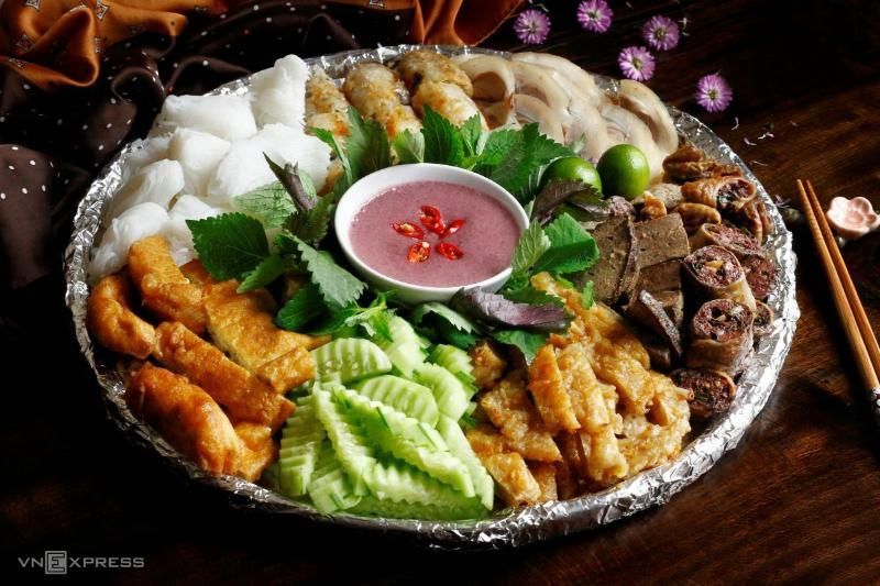 bun dau mam tom - un piatto emblematico da mangiare con la pasta di gamberetti vietnamita