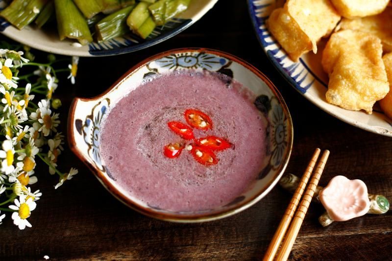 il caratteristico colore viola della pasta di gamberi vietnamita