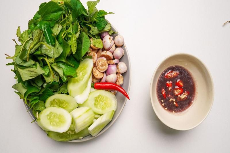 la pasta di gamberetti con verdure fresche e melanzane thailandesi