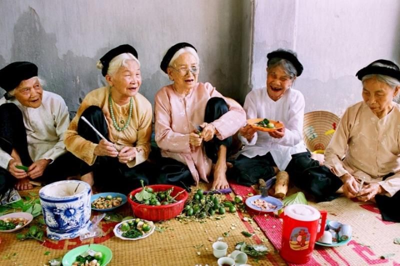 les vieilles femmes machent les chique de bétels