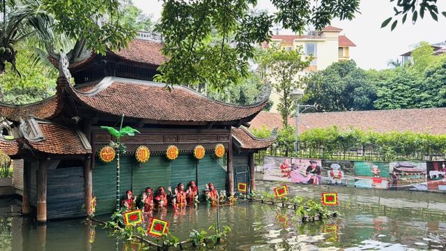 spectacle de marionnettes sur l'eau au Musée d'Ethnologie