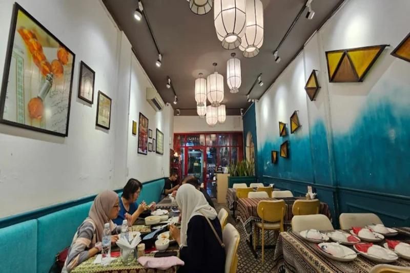 espace interieur dans le jamilah halal food & coffee 