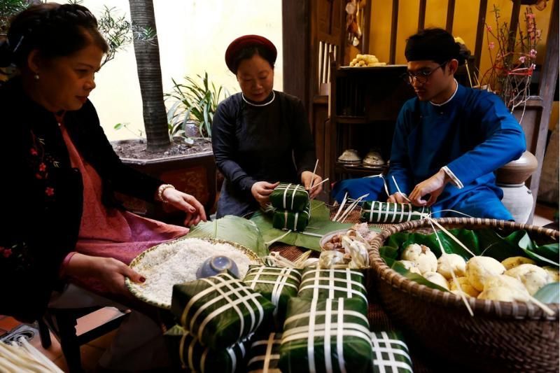 avvolgere il banh chung, il banh tet