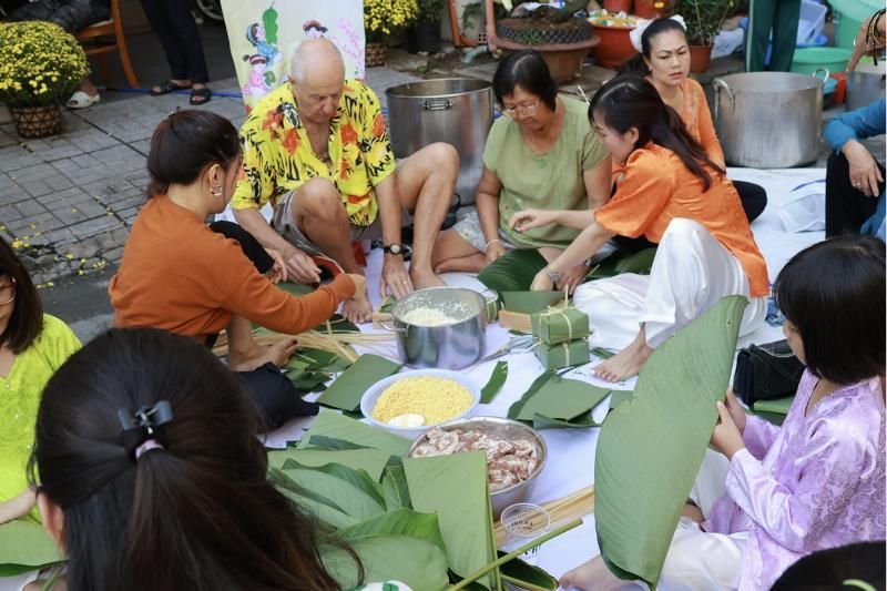 fare banh chung con la gente del posto (fonte hieu tuyen)