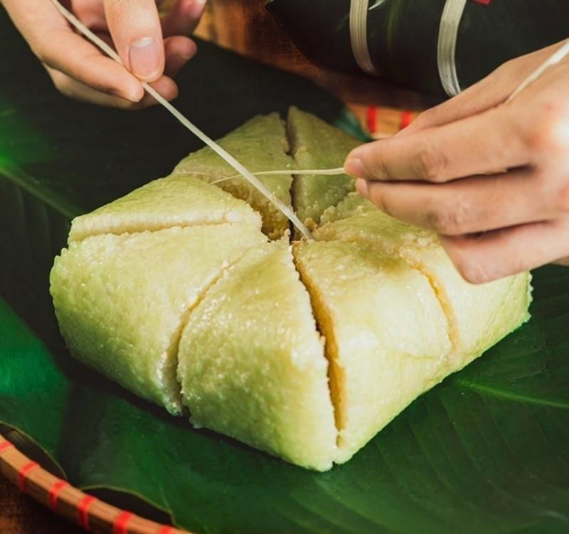 il modo di tagliare la torta banh chung